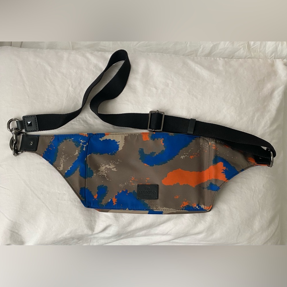 Valentino Garavani Camo Messenger Shoulder Bag Nylon, Excellemt condition. OS